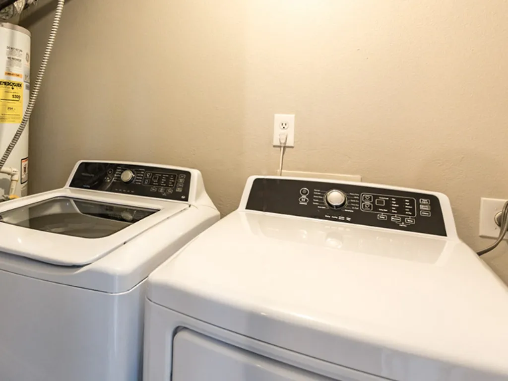 resources_6ce1bbb3-fce3-4ef9-bd1b-83f3af120752 Washing machine and dryer in laundry room.